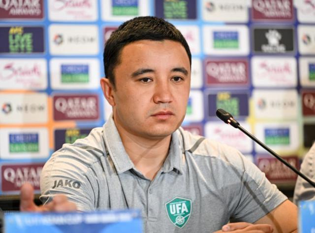 1745287382195050845.jpg 1996年出生的伊斯莫伊洛夫成为亚洲杯历史上最年轻的冠军主帅.jpg